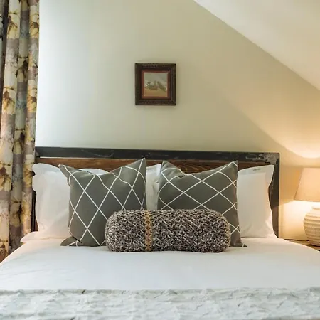 Vernis Boutique & Lodges